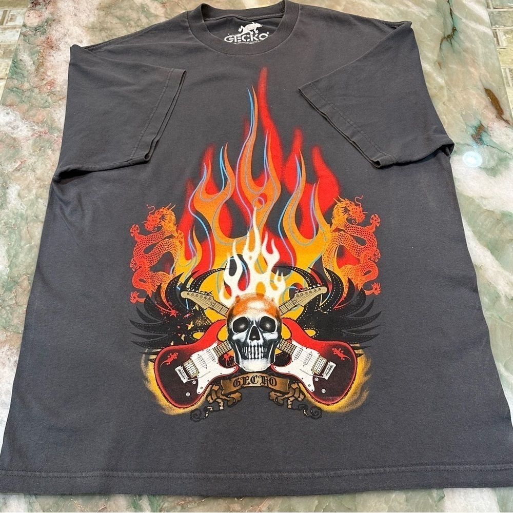 GECKO RARE HTF Y2K MEN's charcoal T-Shirt Skulls Guitars & FLAMES Sz XL